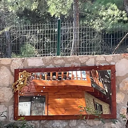 Panurla Wooden House Havuz & Sauna Kirmizi 4*