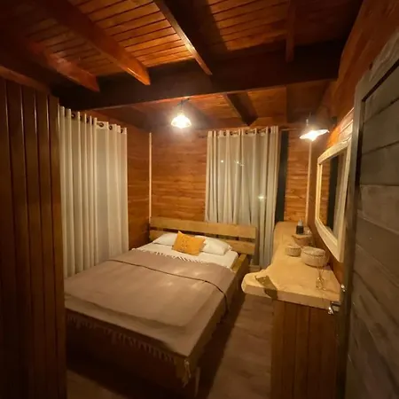 Panurla Wooden House Havuz & Sauna Kirmizi 4*