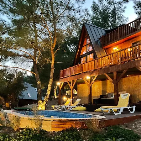 Panurla Wooden House Havuz & Sauna Kirmizi 4*