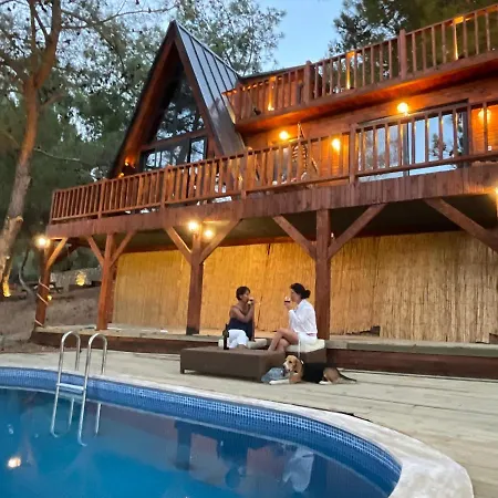 Otel Panurla Wooden House Havuz & Sauna Kirmizi 4*